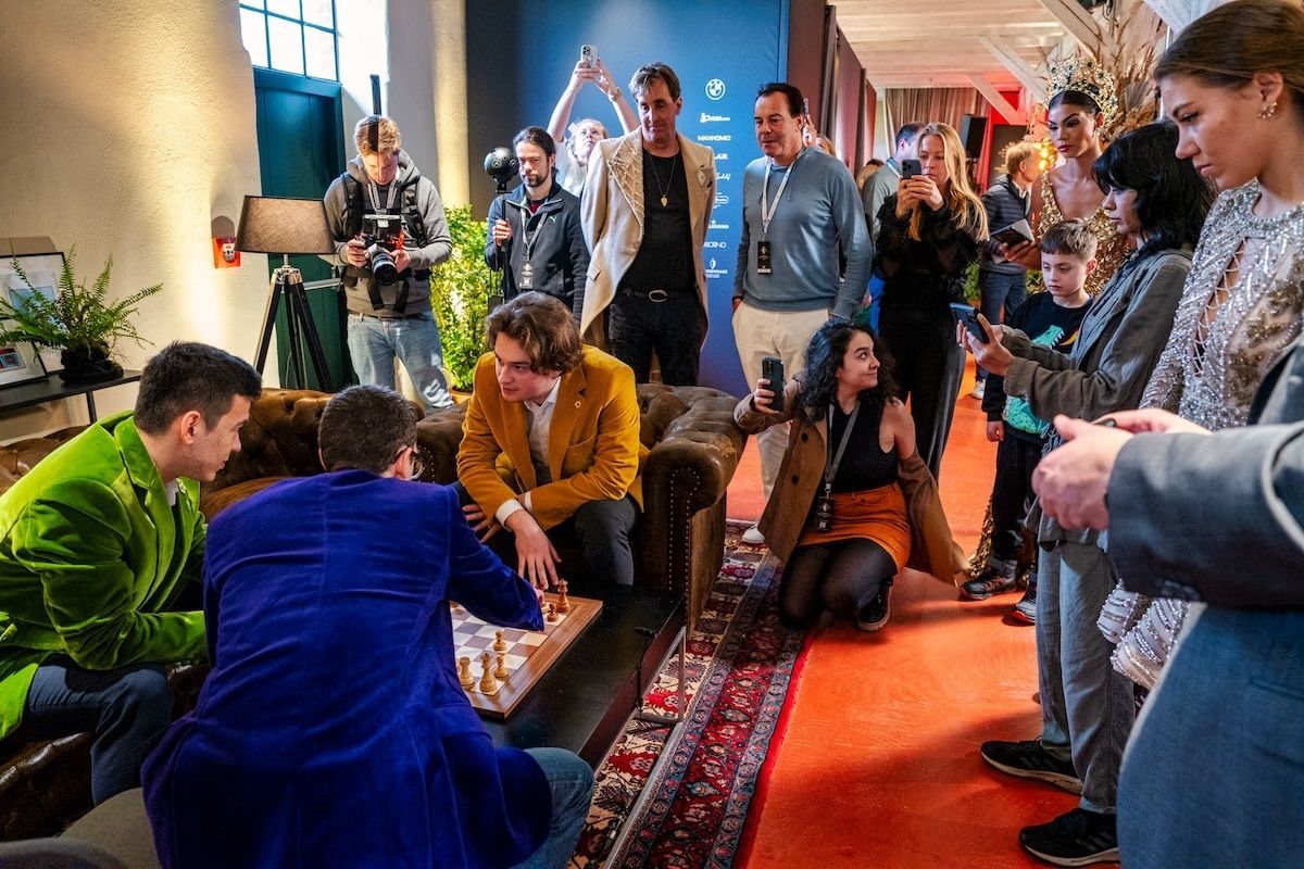 Buettner 和 Keymer、Abdusattorov 和 Caruana 一起观看 Chess960 玩得开心……嗯，自由式国际象棋。照片：Maria Emelianova/Chess.com。